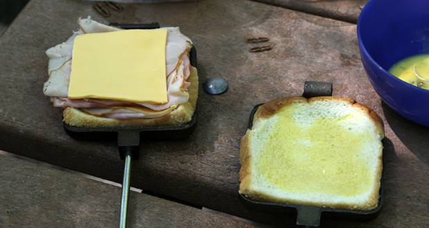 How to Make a Grilled Cheese Sandwich Using a Pie Iron: 13 Steps