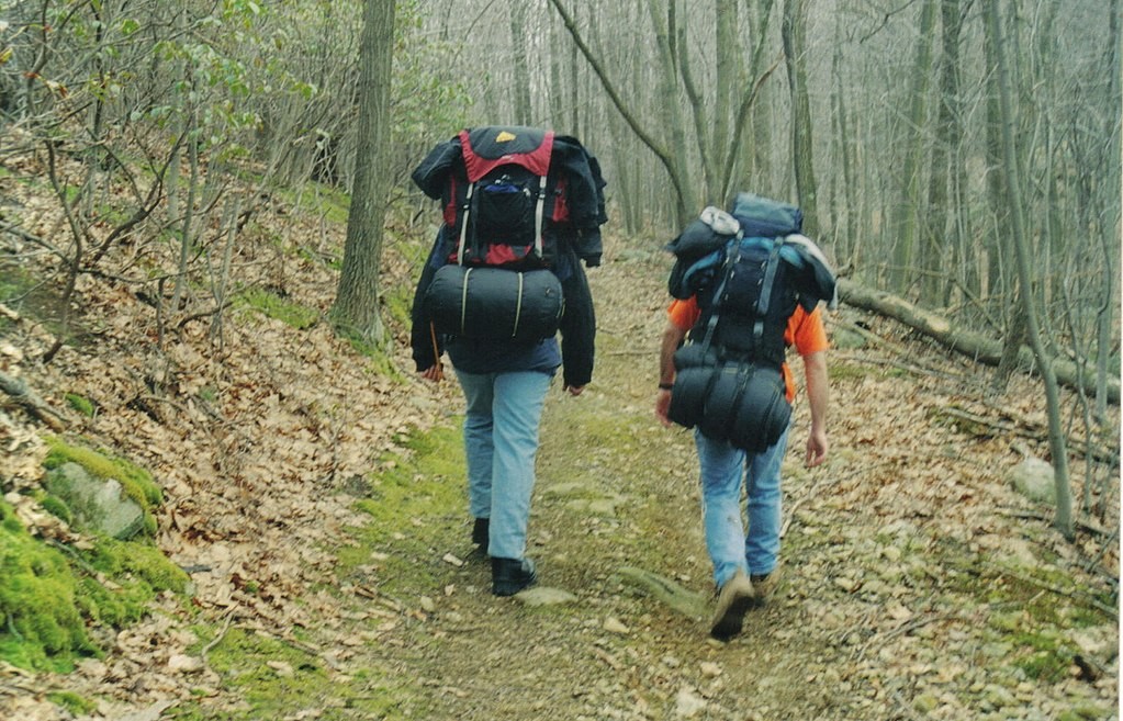 1024px-Hikers_with_packs