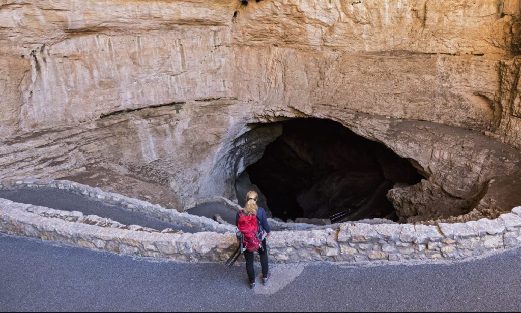 USA, New Mexico, Carlsbad Caverns, Tourist standing at entrance