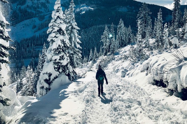 how-to-layer-for-a-winter-day-hike