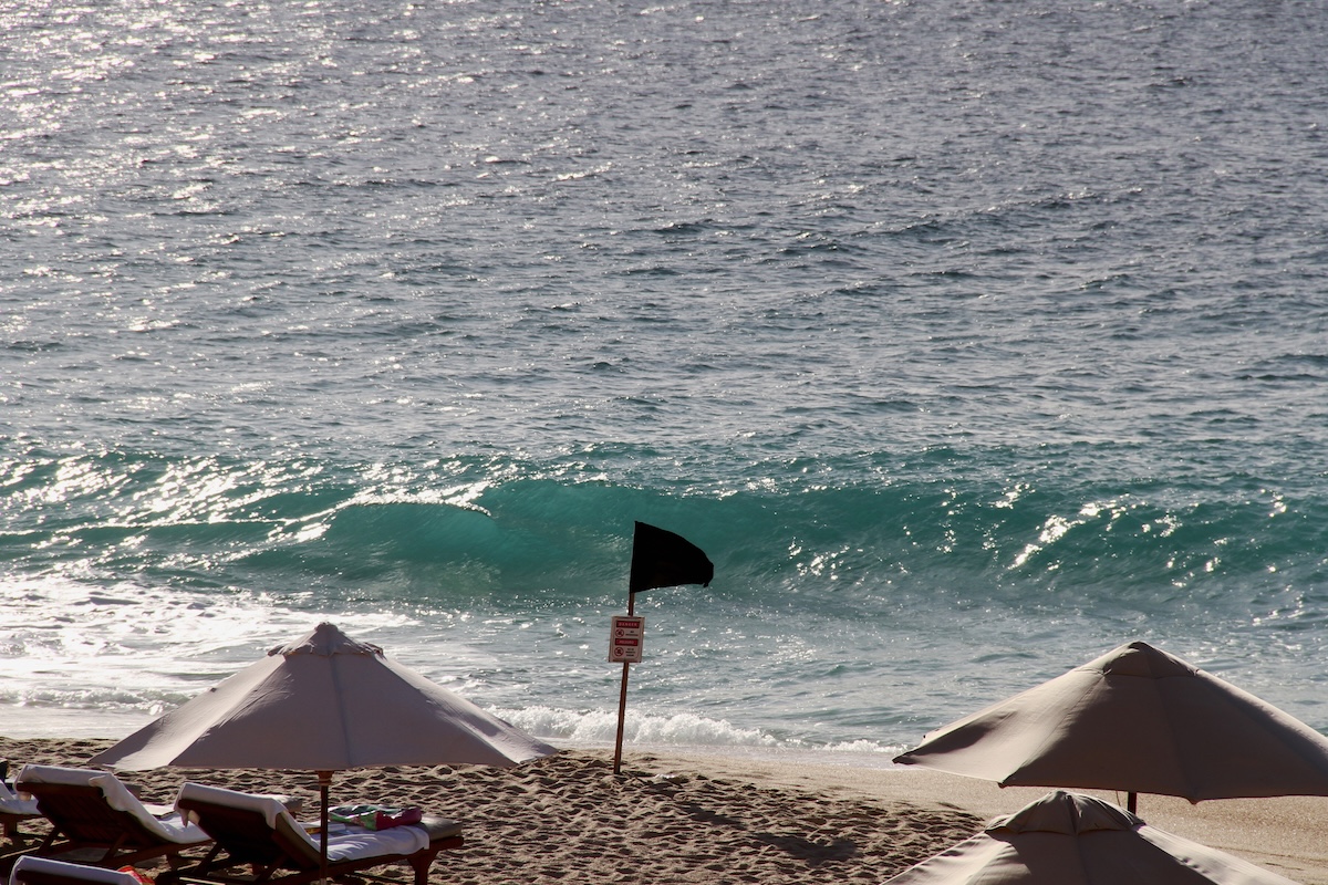 massive Cabo waves