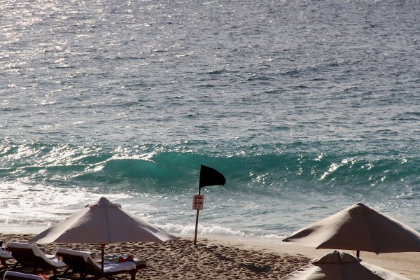 massive Cabo waves
