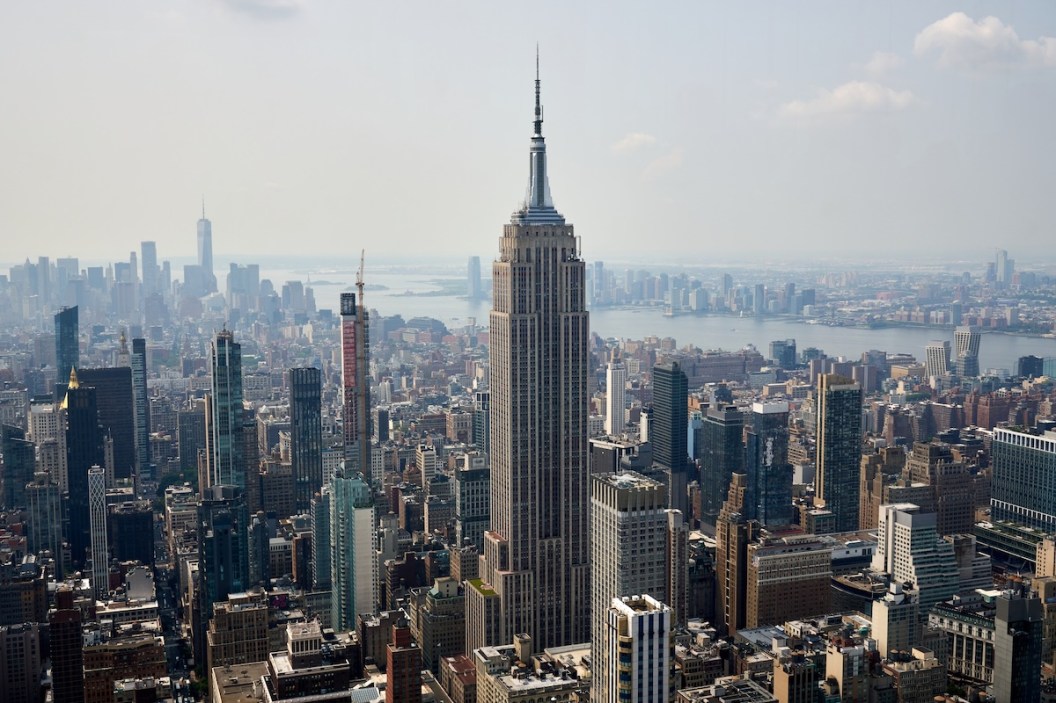 couple empire state building