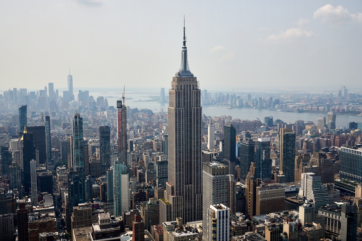 couple empire state building