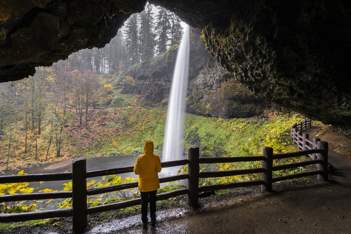 hiker fell waterfall oregon
